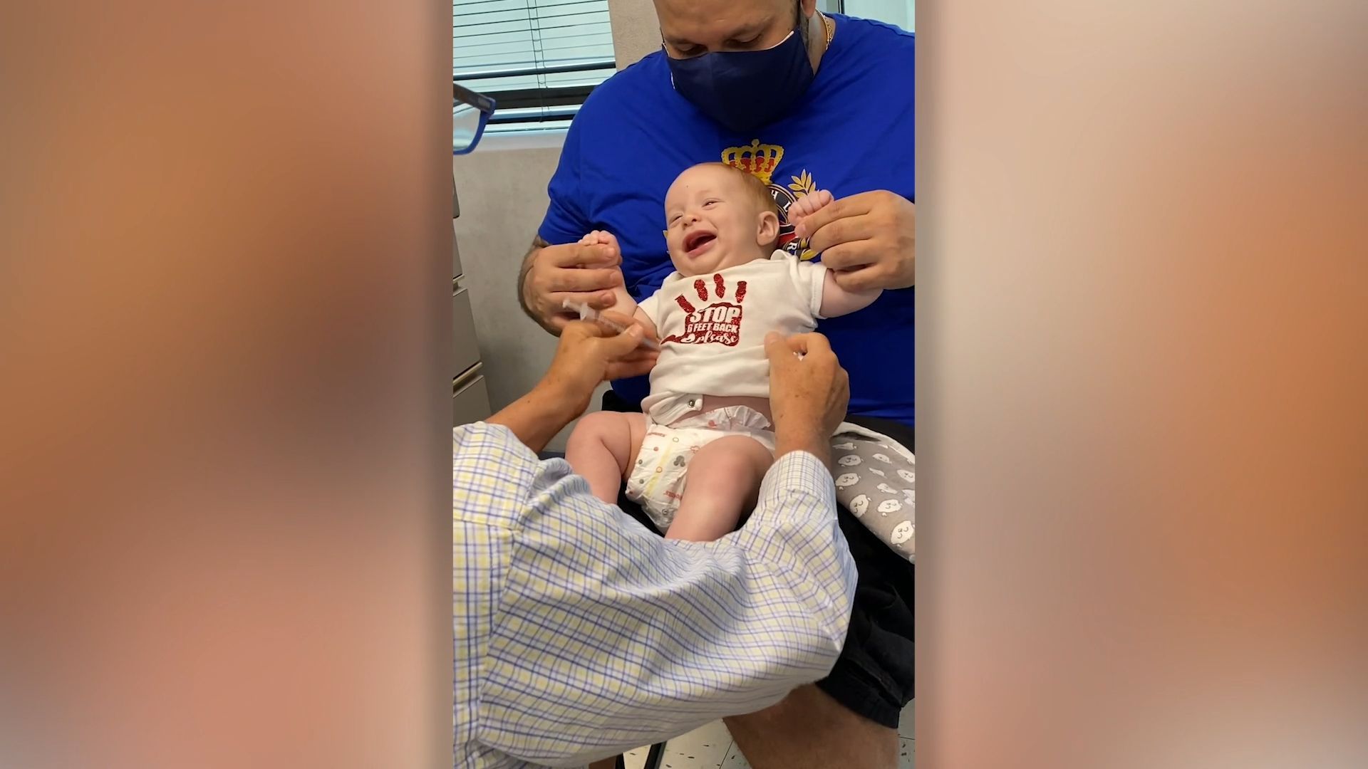 Arzt lenkt Babys bei Impfungen mit lustigem Lied ab