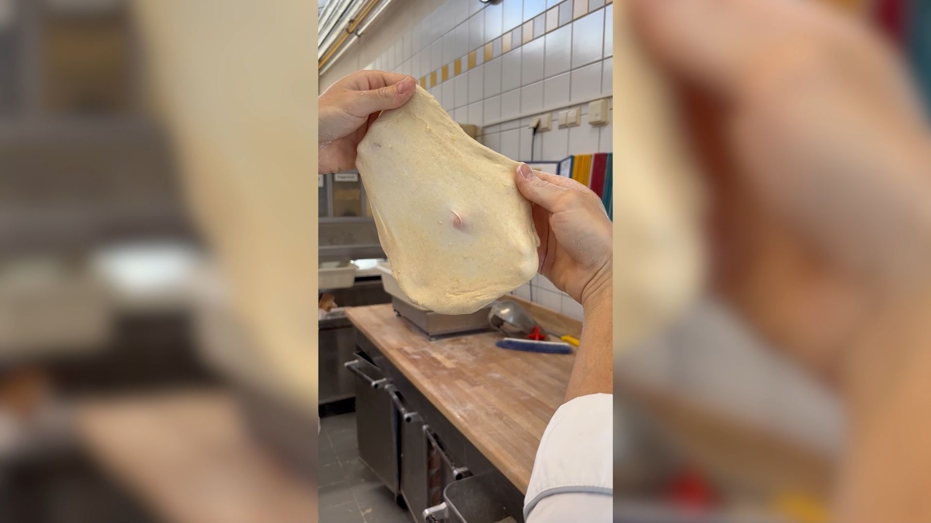 How a Dambedei dough should look in the end is shown by the window test.
