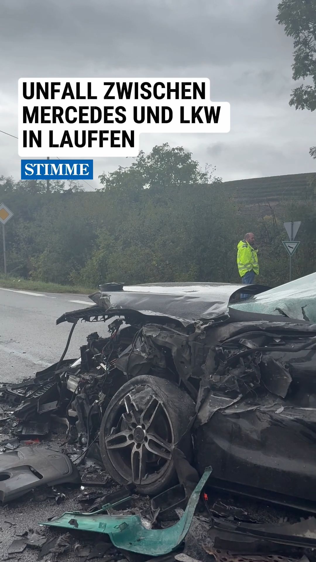Video: Unfall zwischen Mercedes und Lkw in Lauffen