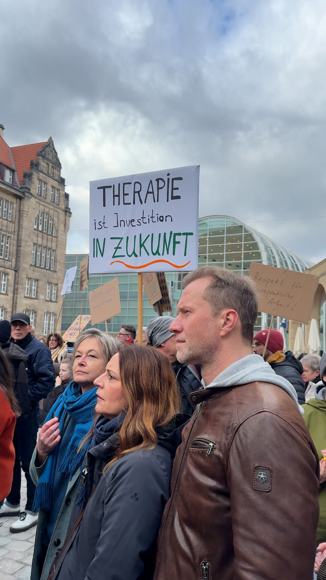 Video: Kürzungen bei Psychotherapeuten: Demonstration in Chemnitz