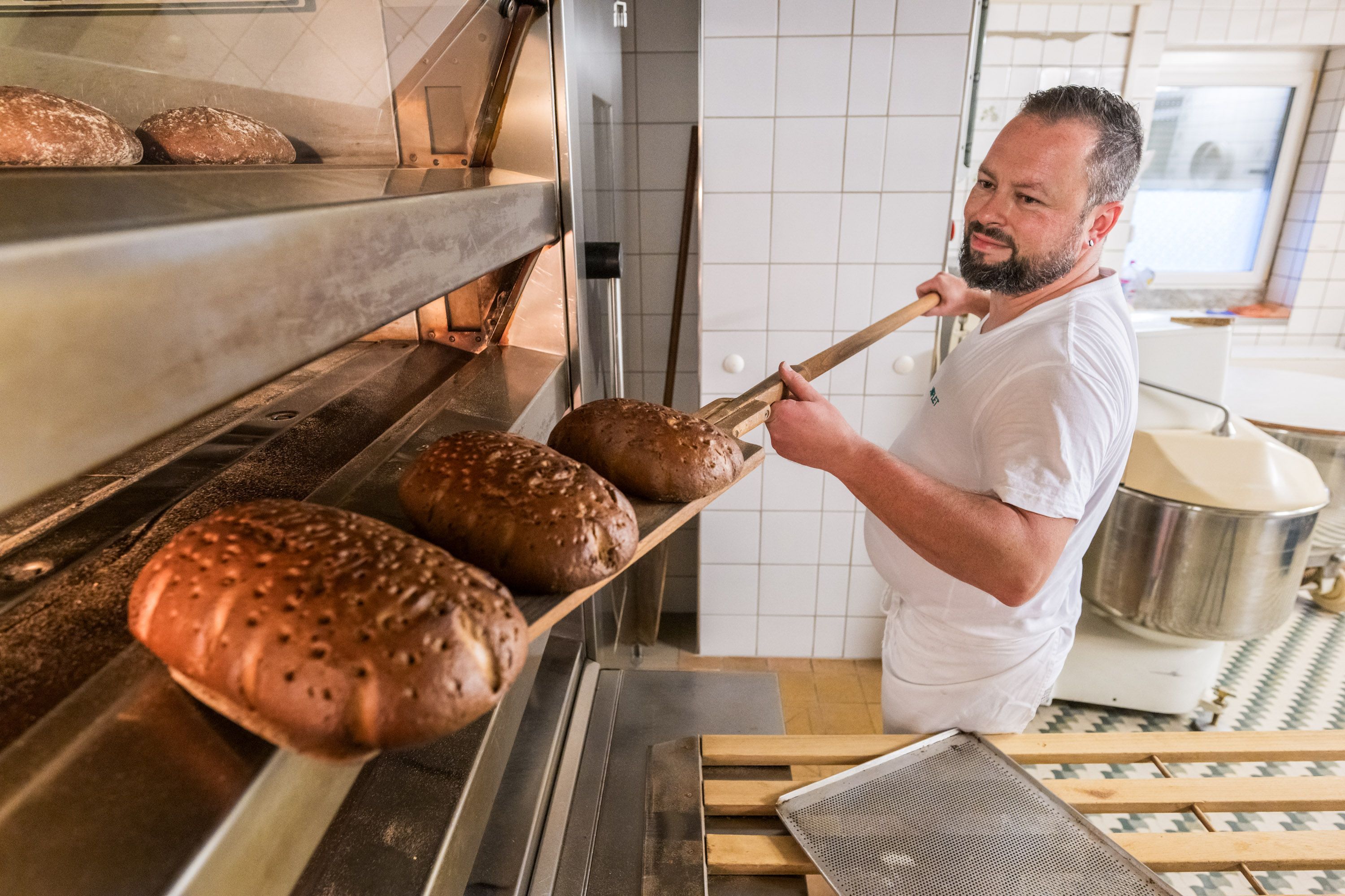 Video: Wo täglich 100 Brote und 400 Brötchen über den Tresen gehen