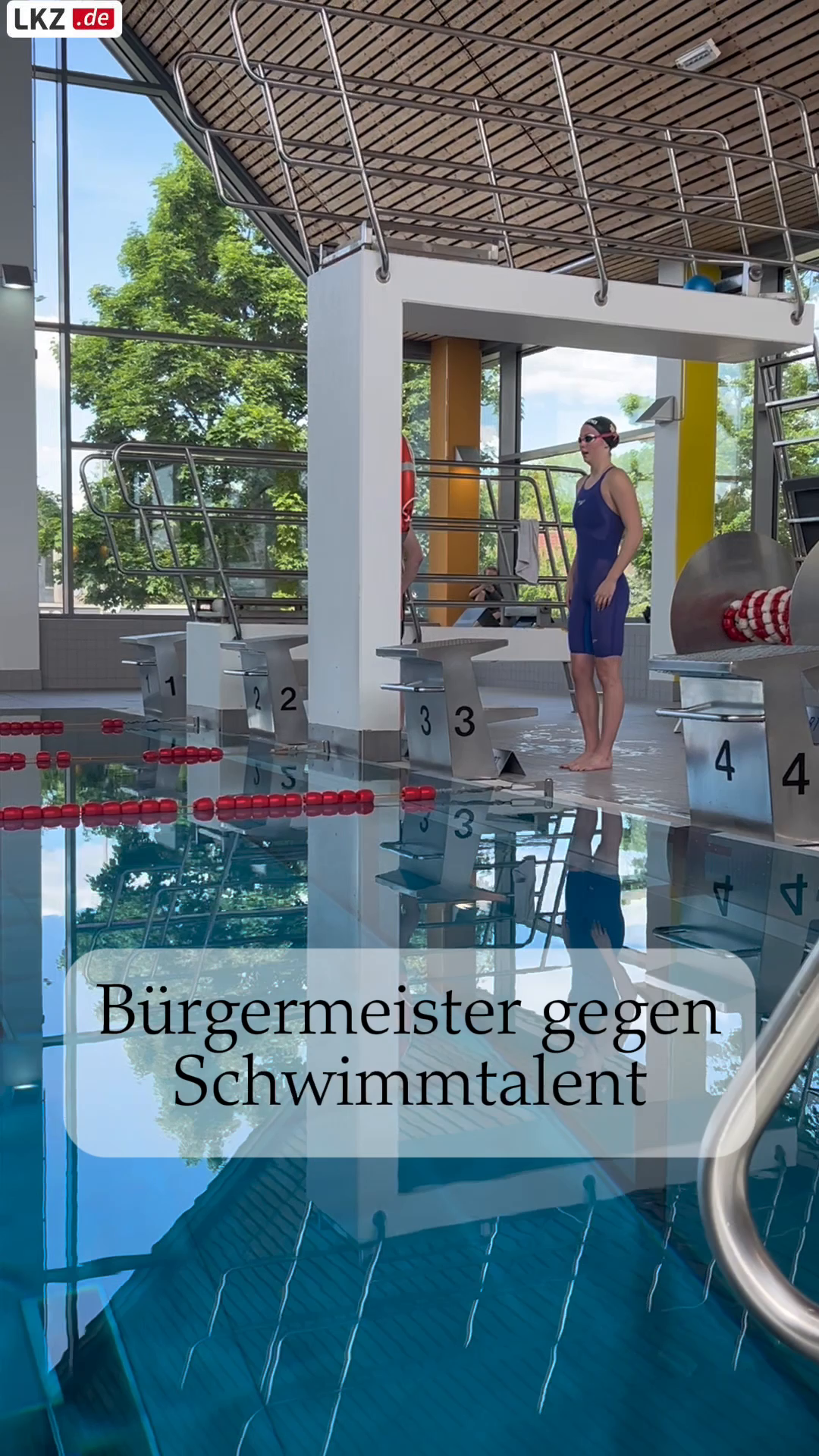 Video: Freiberger Bürgermeister schwimmt gegen Schwimmstar Maya Werner