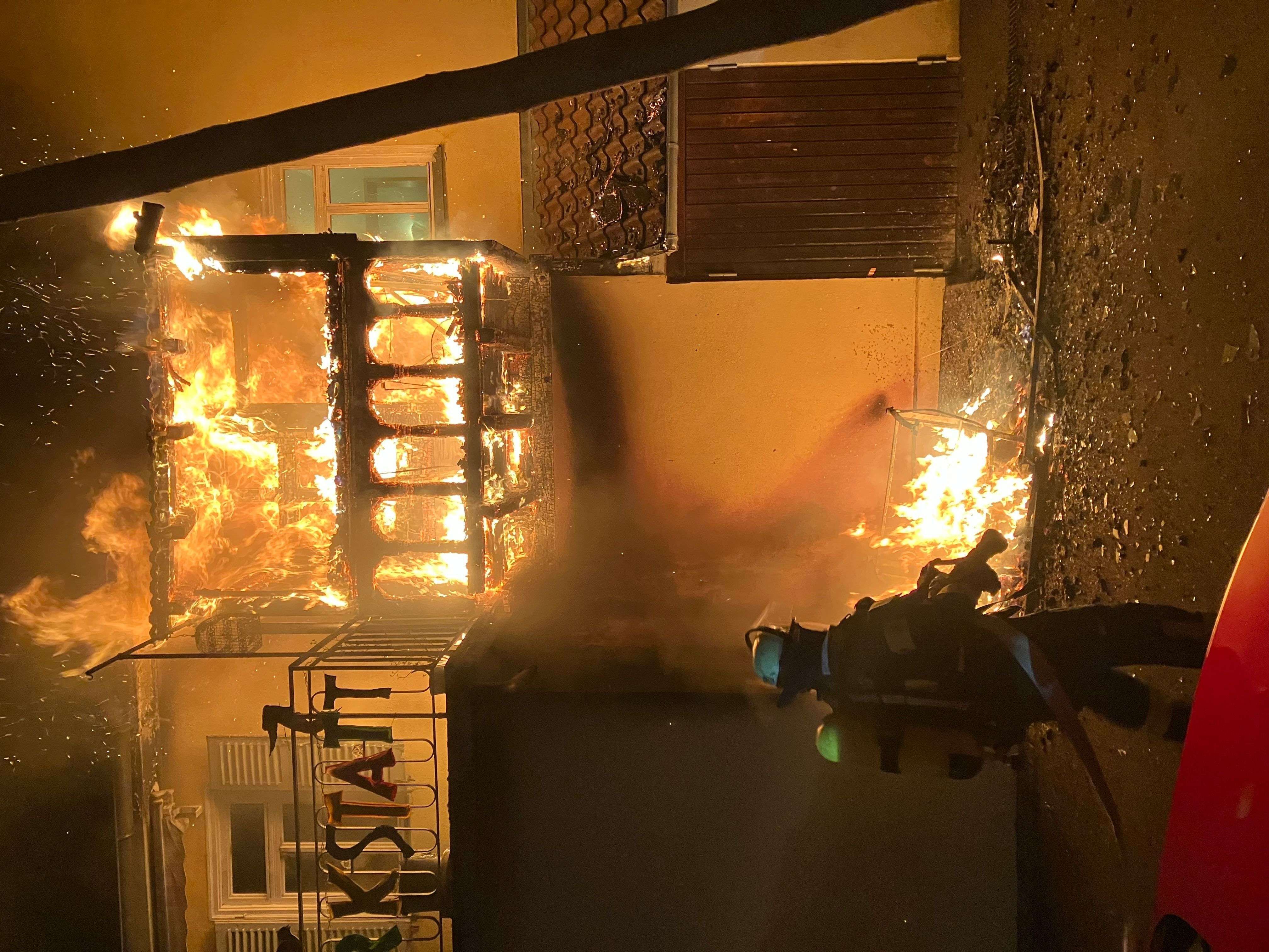 Video: Ludwigsburg: Mülltonne brennt, Feuer geht auf Haus über