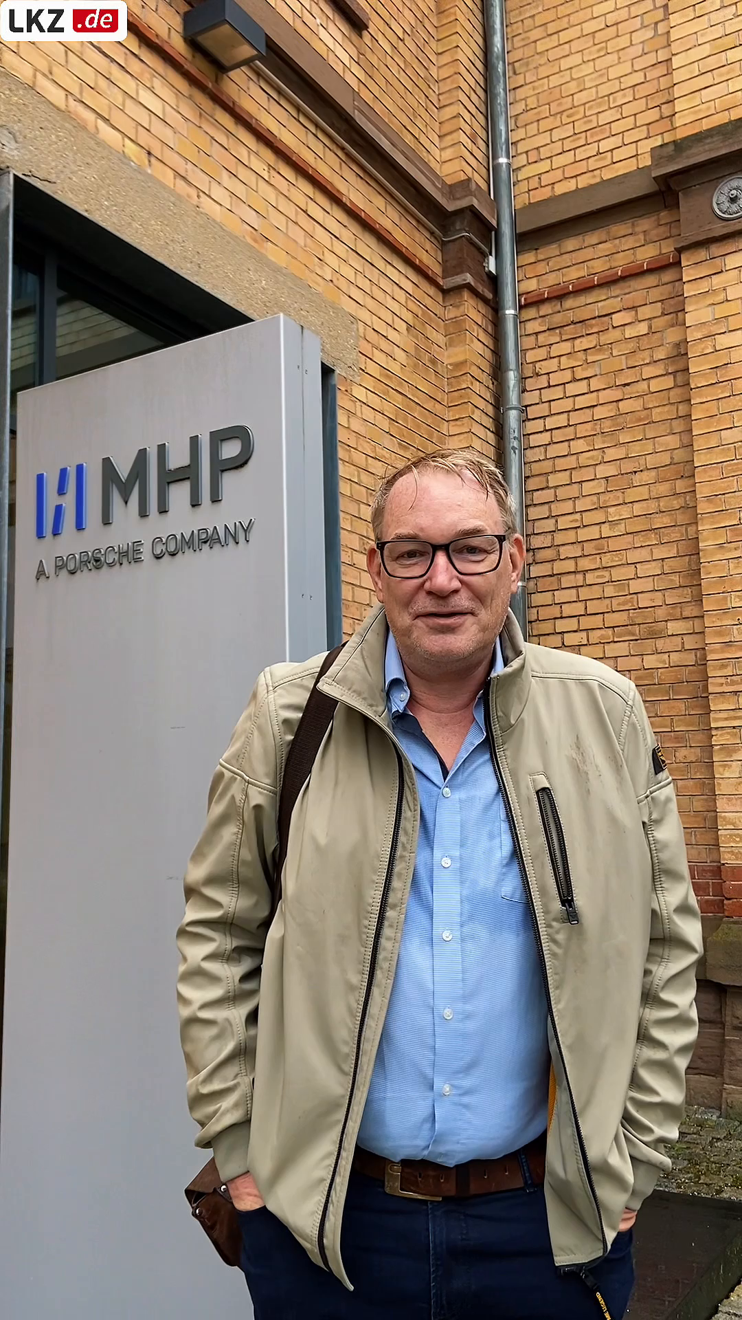 Video: MHP wird verkauft : Wie reagieren die Mitarbeiter?