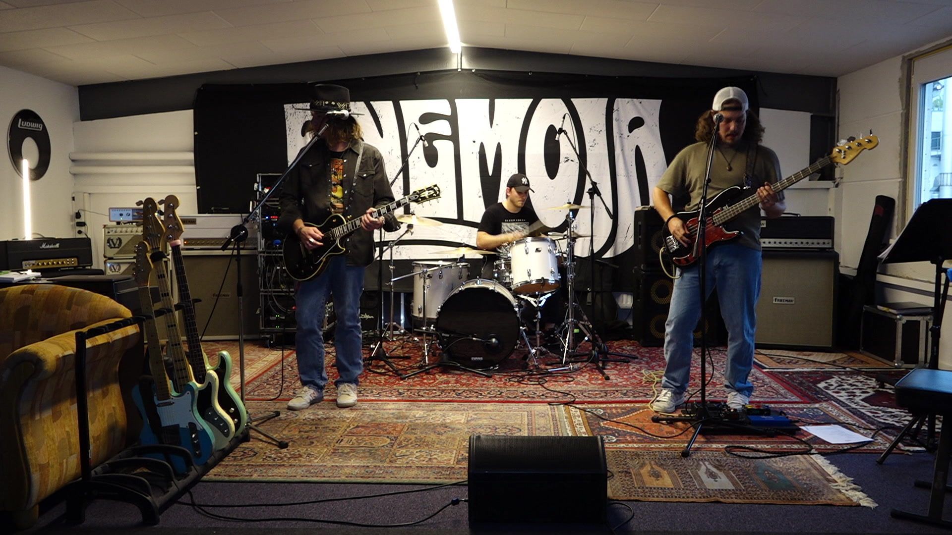 Distorted guitars and lots of fresh wind - the Memmingen band Anemoja before a big performance