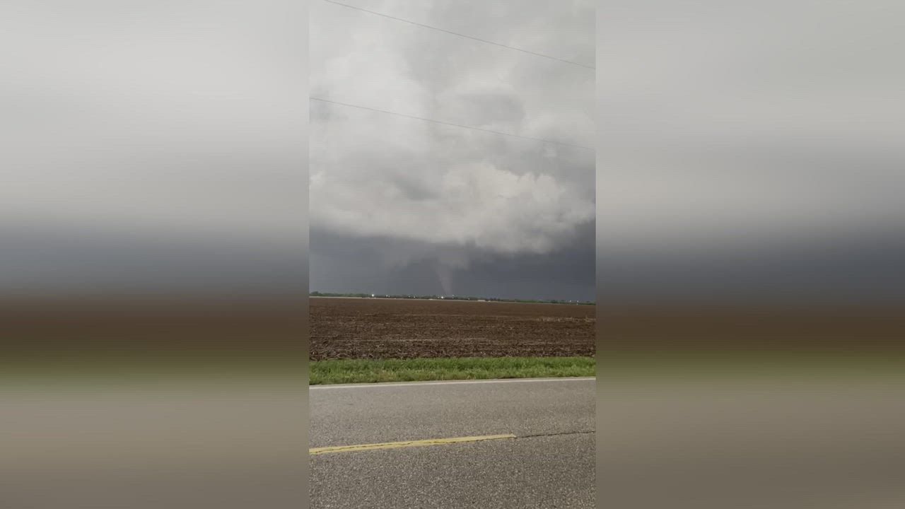 Video: USA: Tornado wirbelt während heftiger nächtlicher Unwetterserie über Ackerland