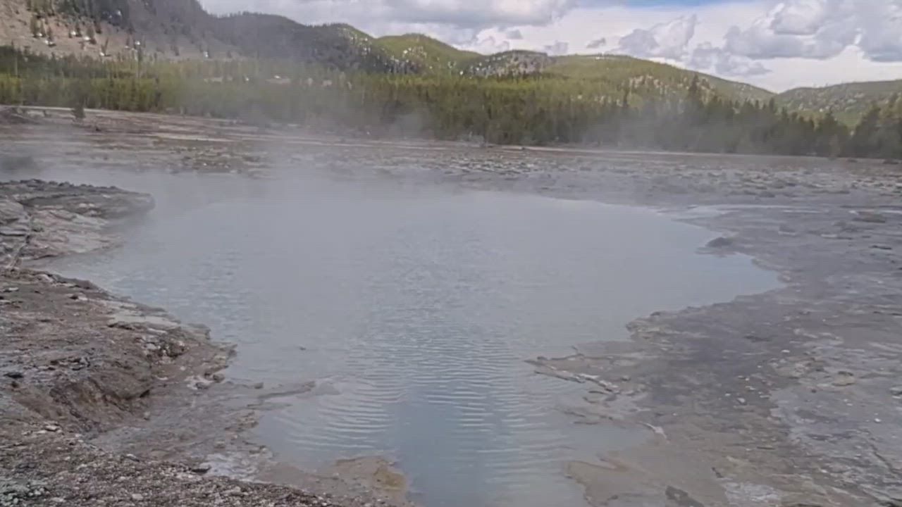 Video: USA: Heftige hydrothermale Eruption explodiert am Yellowstone-Black-Diamond-Pool