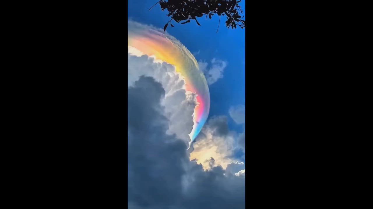 Video: Indonesien: Seltenes irisierendes Wolkenphänomen über Jonggol in Bogor beobachtet