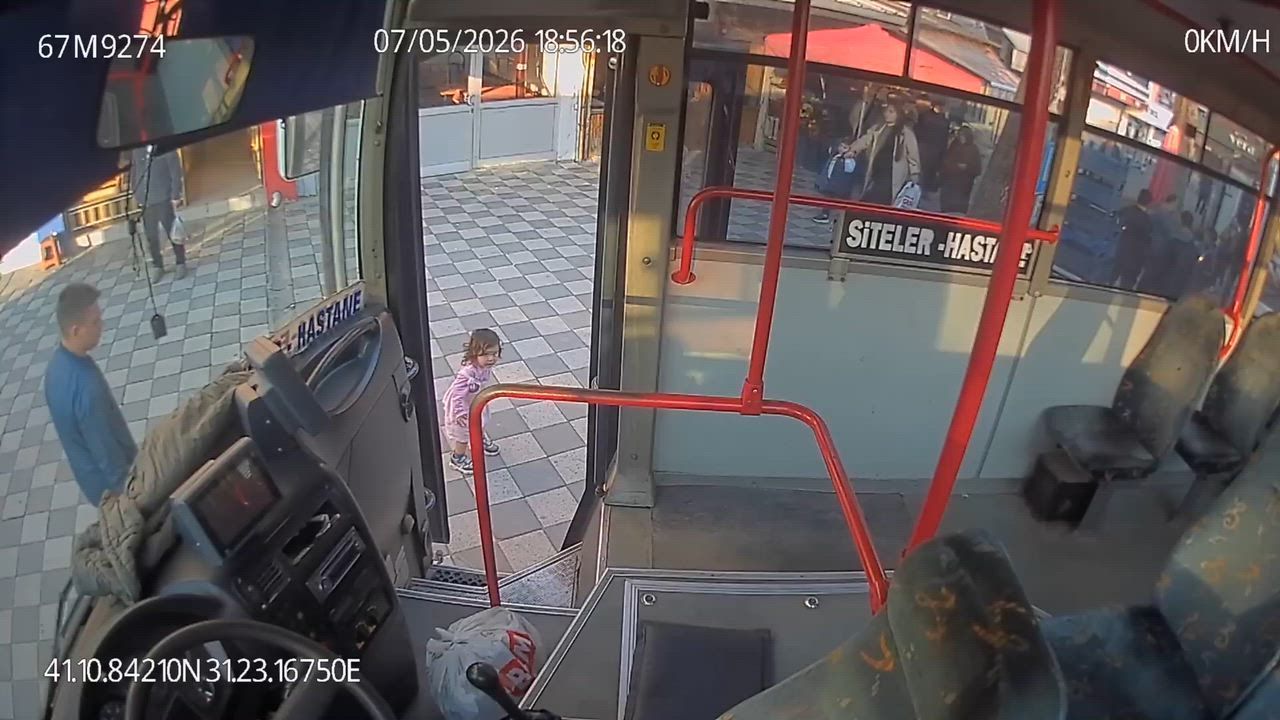 Video: Türkei: Zweijähriges Mädchen steigt im Norden der Türkei allein in Bus ein, vom Fahrer entdeckt und mit Familie wiedervereint