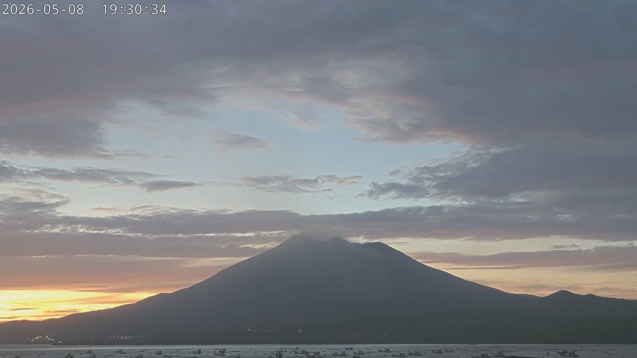 Video: Japan: Ausbruch des Vulkans Sakurajima schleudert bei Abendexplosion Aschewolke 2400 Meter in den Himmel