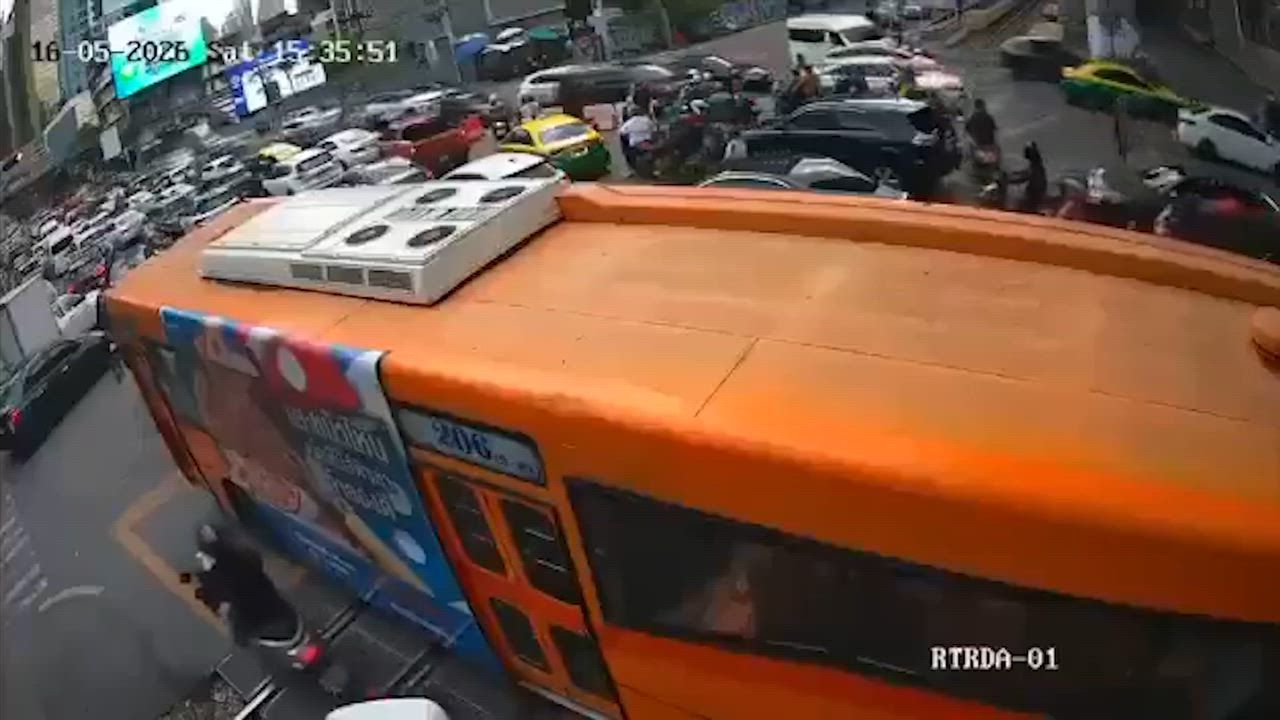 Video: Thailand: MOMENT – 8 Tote, Dutzende Verletzte, als Güterzug in Bangkok in Bus rast