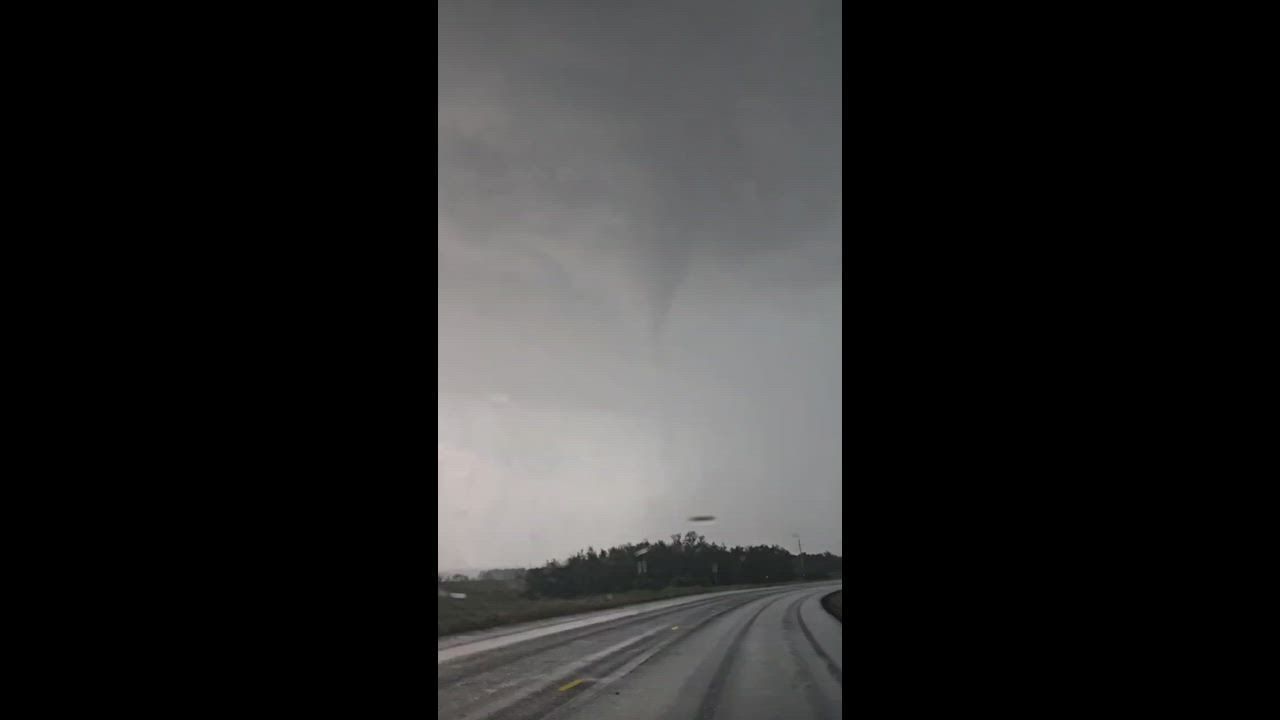 Video: US: Massiver Tornado zieht während Unwetterausbruchs über Ackerland in Kansas