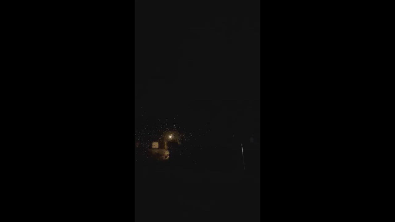 Video: UK: Gewaltiges Gewitter mit gabelartigen Blitzen erhellt den Himmel über Mittelengland