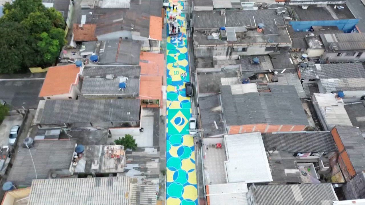 Video: Brazilien: Stadtteil in São Paulo bemalt Straße in Landesfarben, während das WM-Fieber steigt