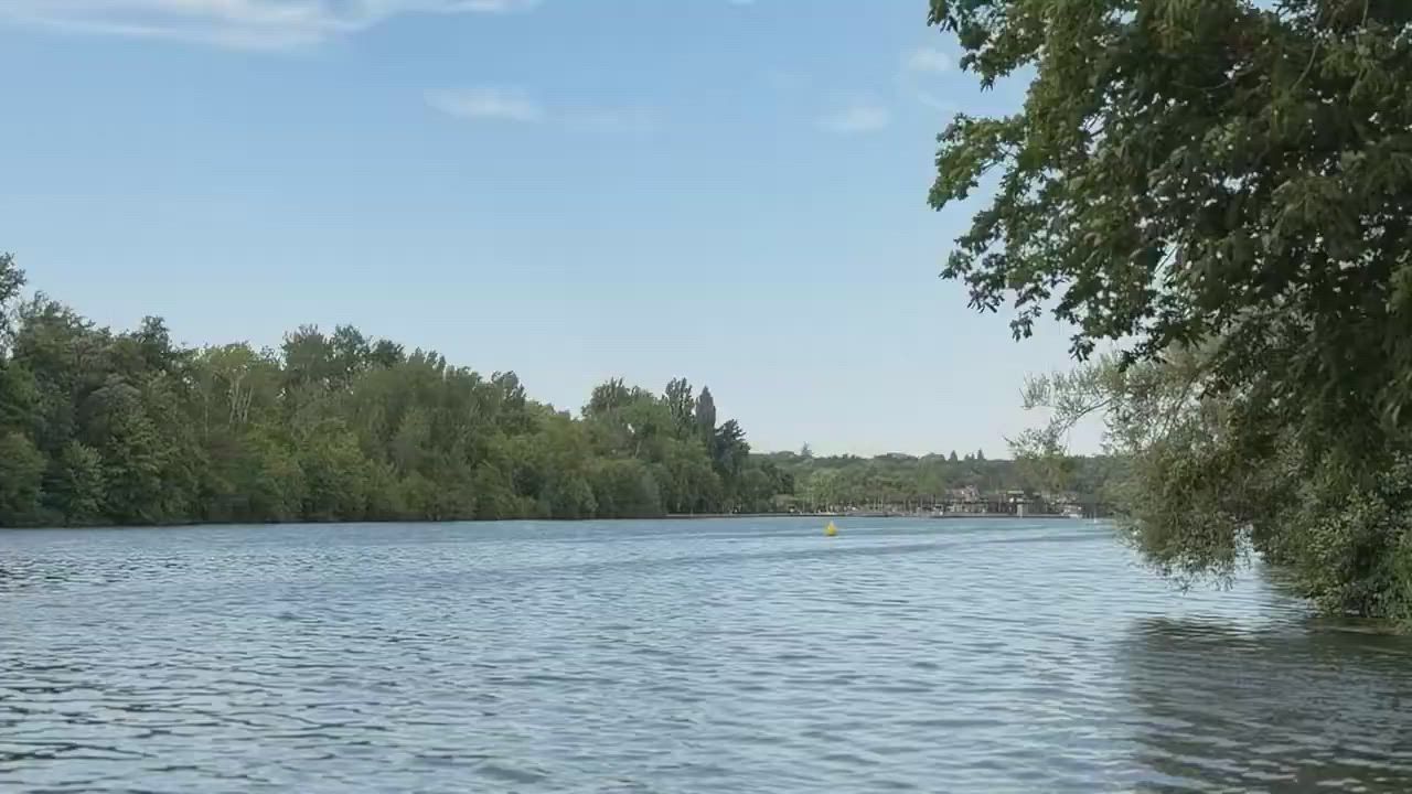 Video: France: Wasseraufnahme-Einsatz auf der Seine nahe Fontainebleau geht weiter