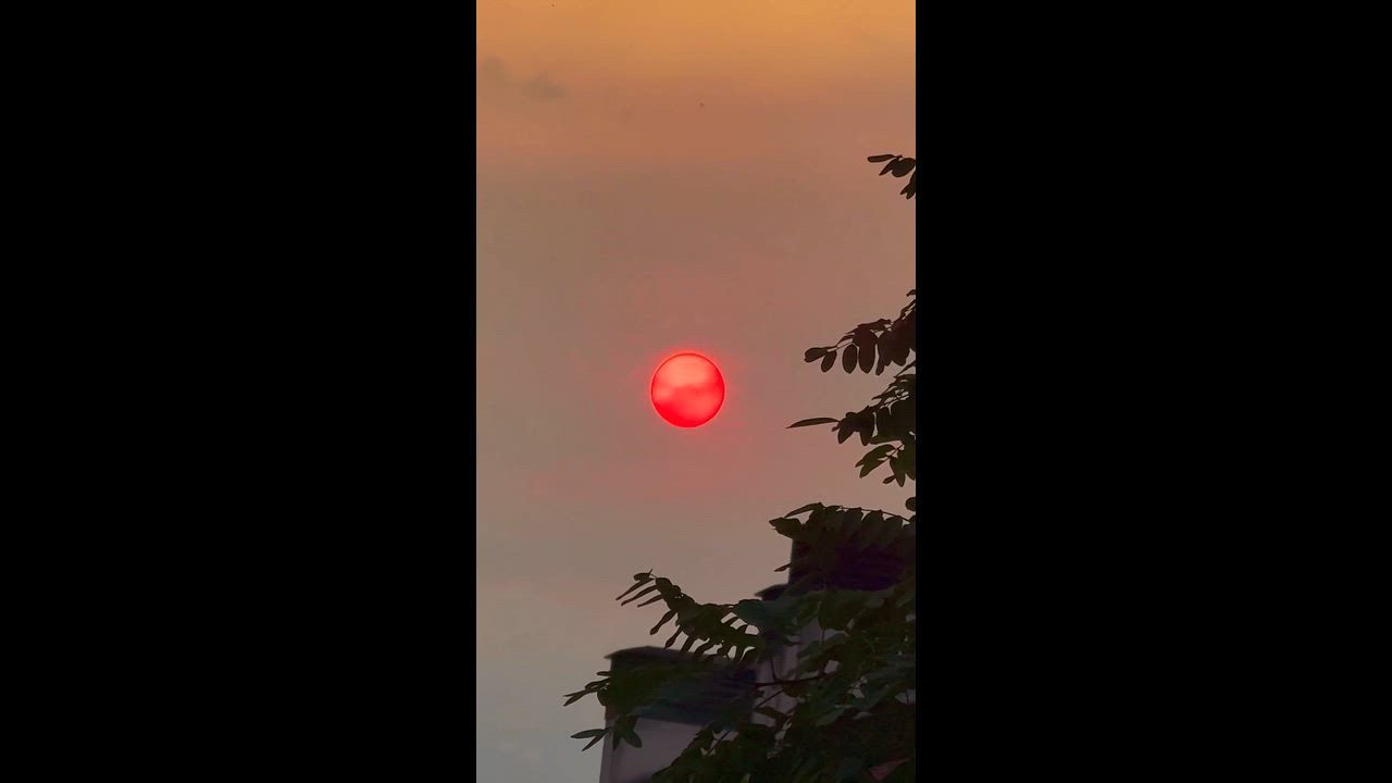 Video: Spanien: Blutrote Sonne über Madrid, während Rauch von Waldbränden den Himmel füllt