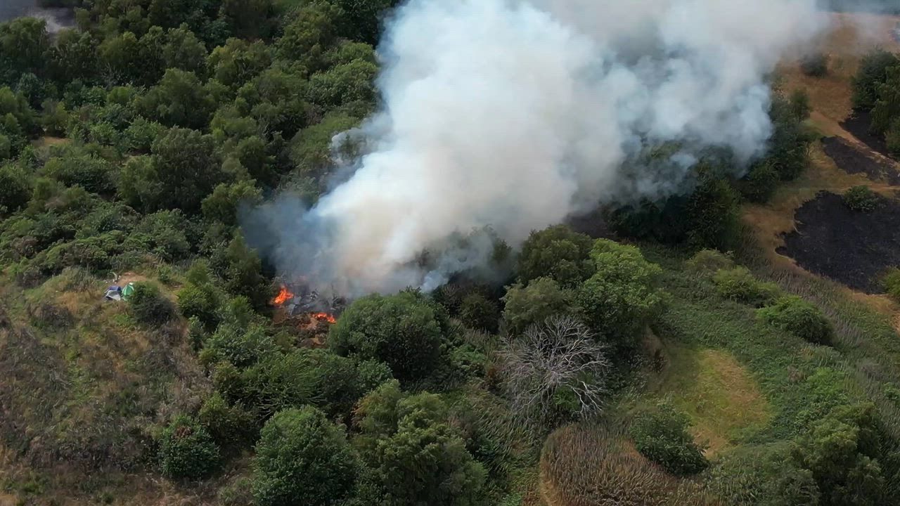 Video: UK: Drohne filmt Waldbrand, der durch einen Landschaftspark in Stoke-on-Trent, Staffordshire, Großbritannien wütet