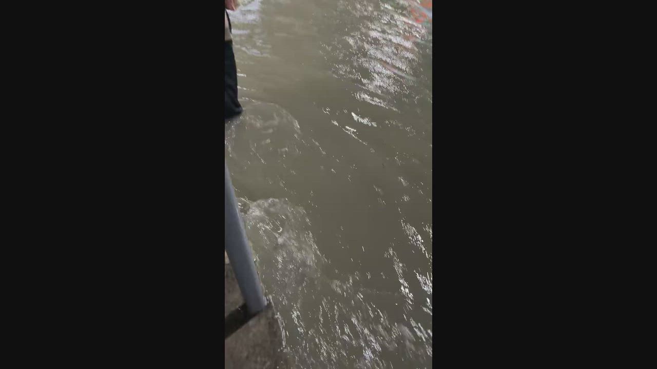 Video: Thailand: Sturzfluten fegen durch Zentral-Pattaya, Straßen werden zu schnell fließenden Flüssen
