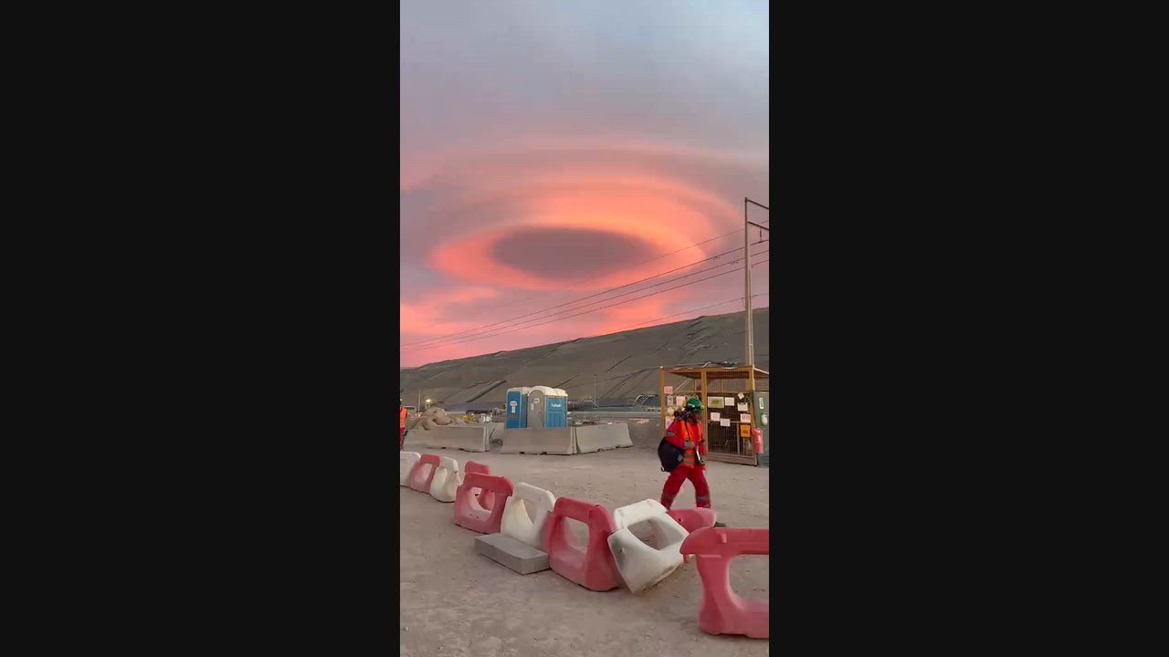 Video: Atemberaubende linsenförmige Wolken leuchten bei Sonnenuntergang in Rosa und Orange