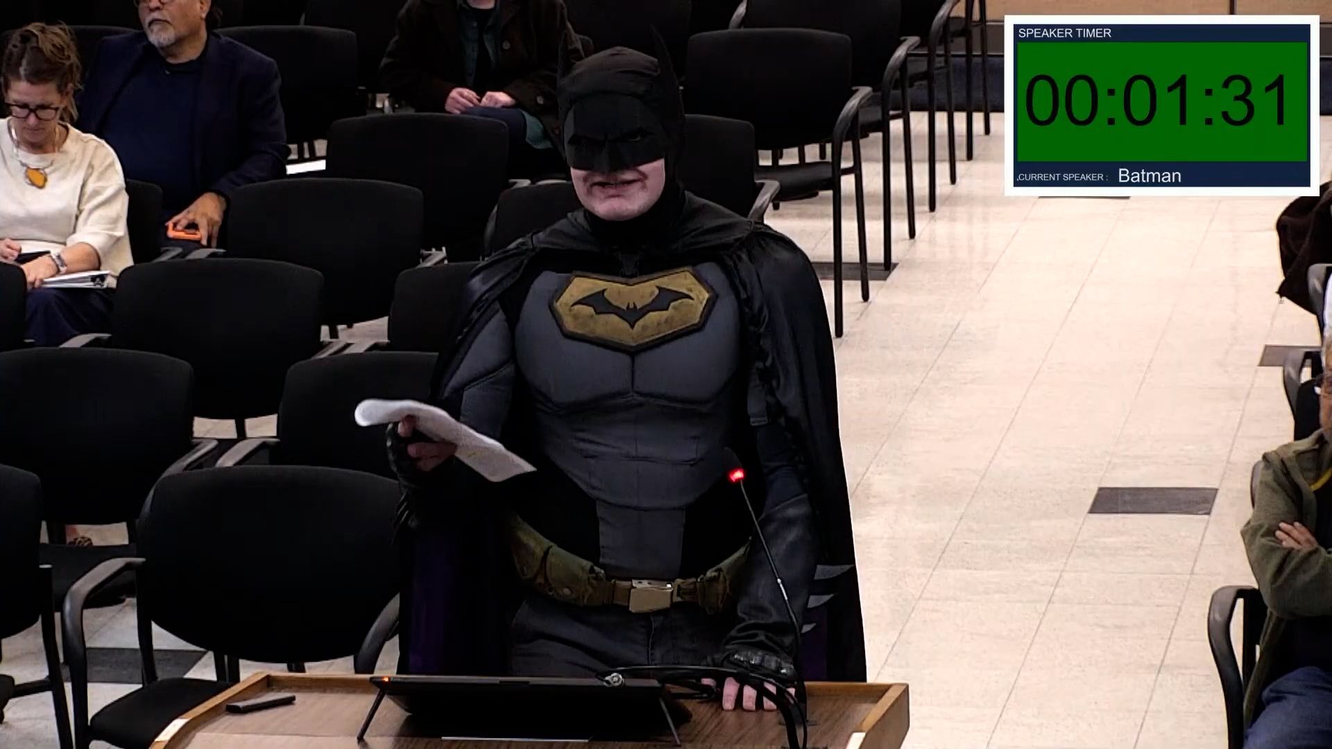 Video: Auftritt im Kostüm sorgt für Aufsehen: „Batman“ poltert vor Stadtrat lautstark gegen ICE-Einsätze