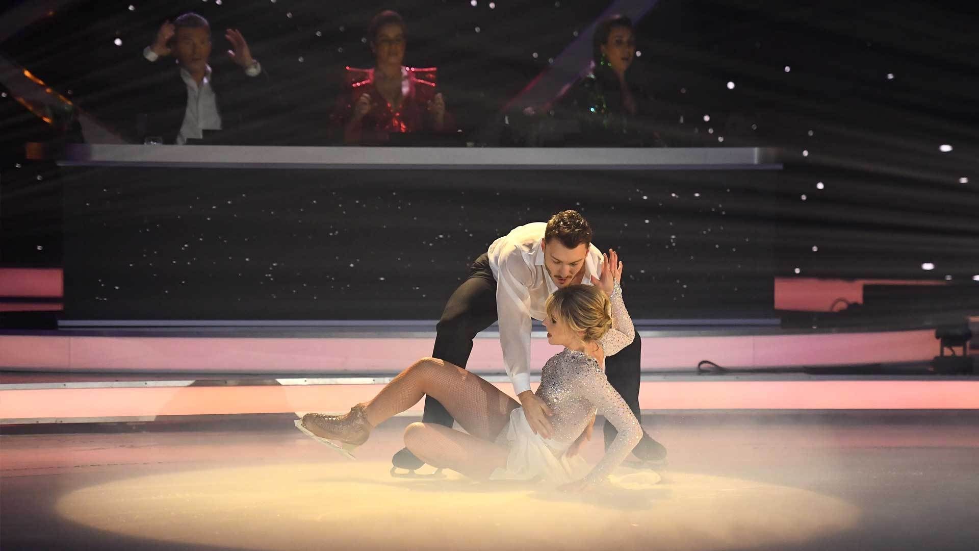 Lina Larissa Strahl stürzt bei Pflichtelement - Dancing on ice