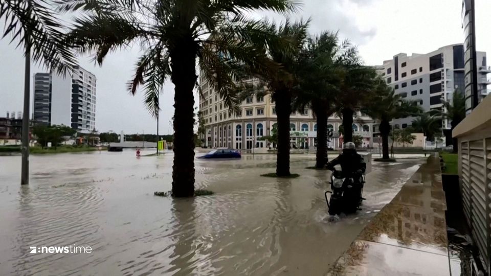 Schwerste Regenfälle seit 75 Jahren: Flughafen und Straßen in Dubai lahmgelegt