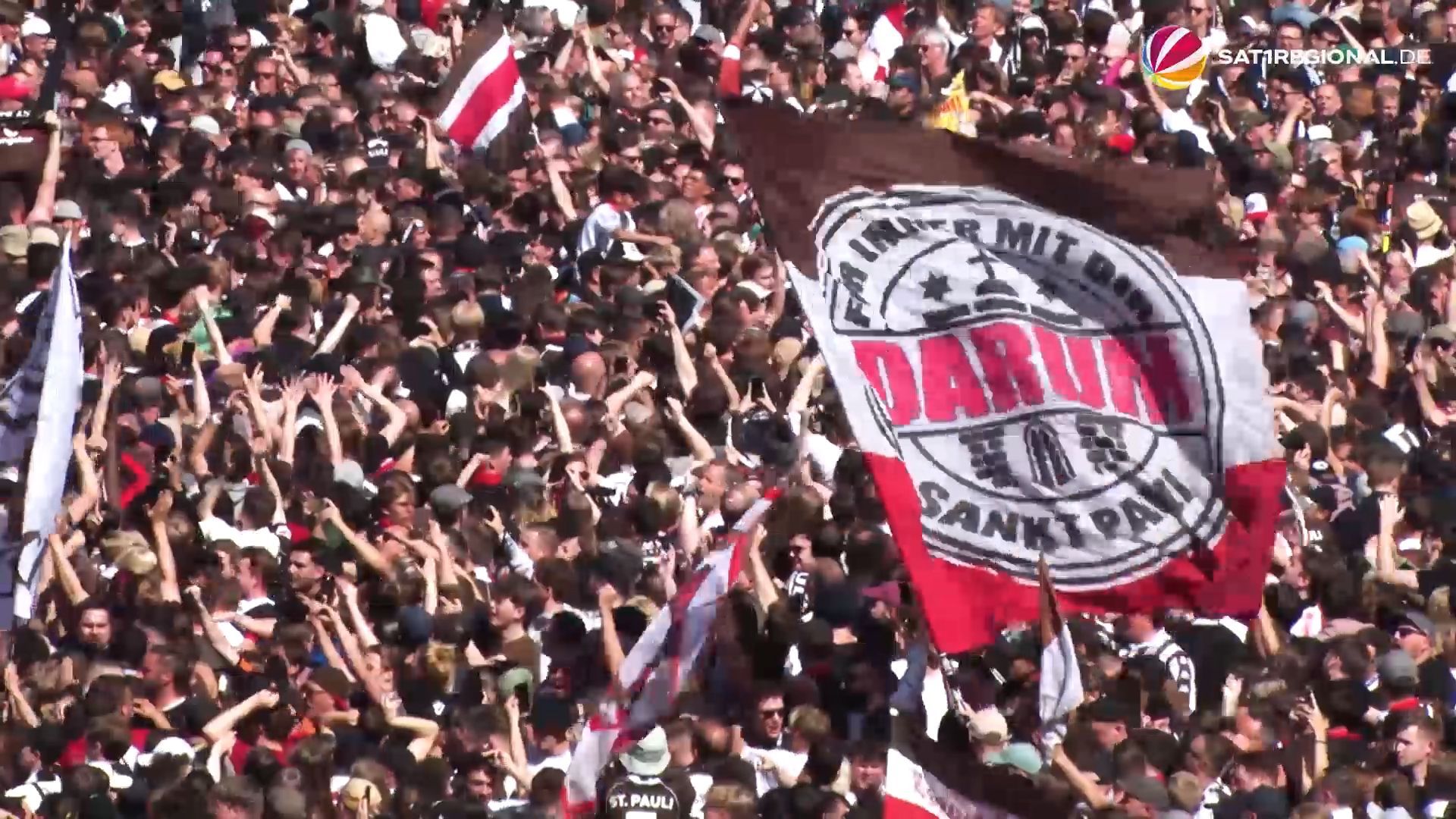 FC St. Pauli zurück in der Bundesliga – Tausende Fans feiern in Hamburg