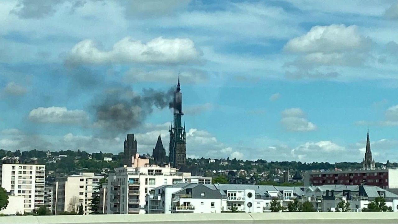 Frankreich: Rauchsäule über Kathedrale von Rouen
