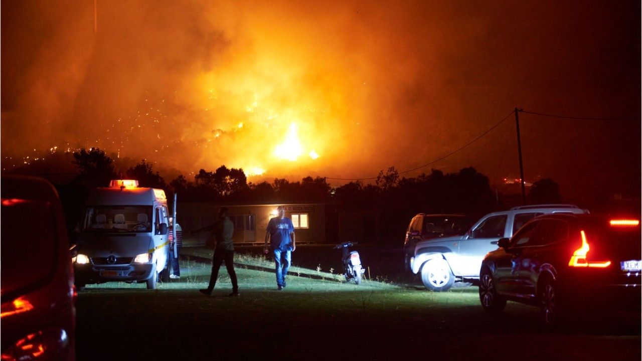 Großer Waldbrand auf griechischer Insel Euböa