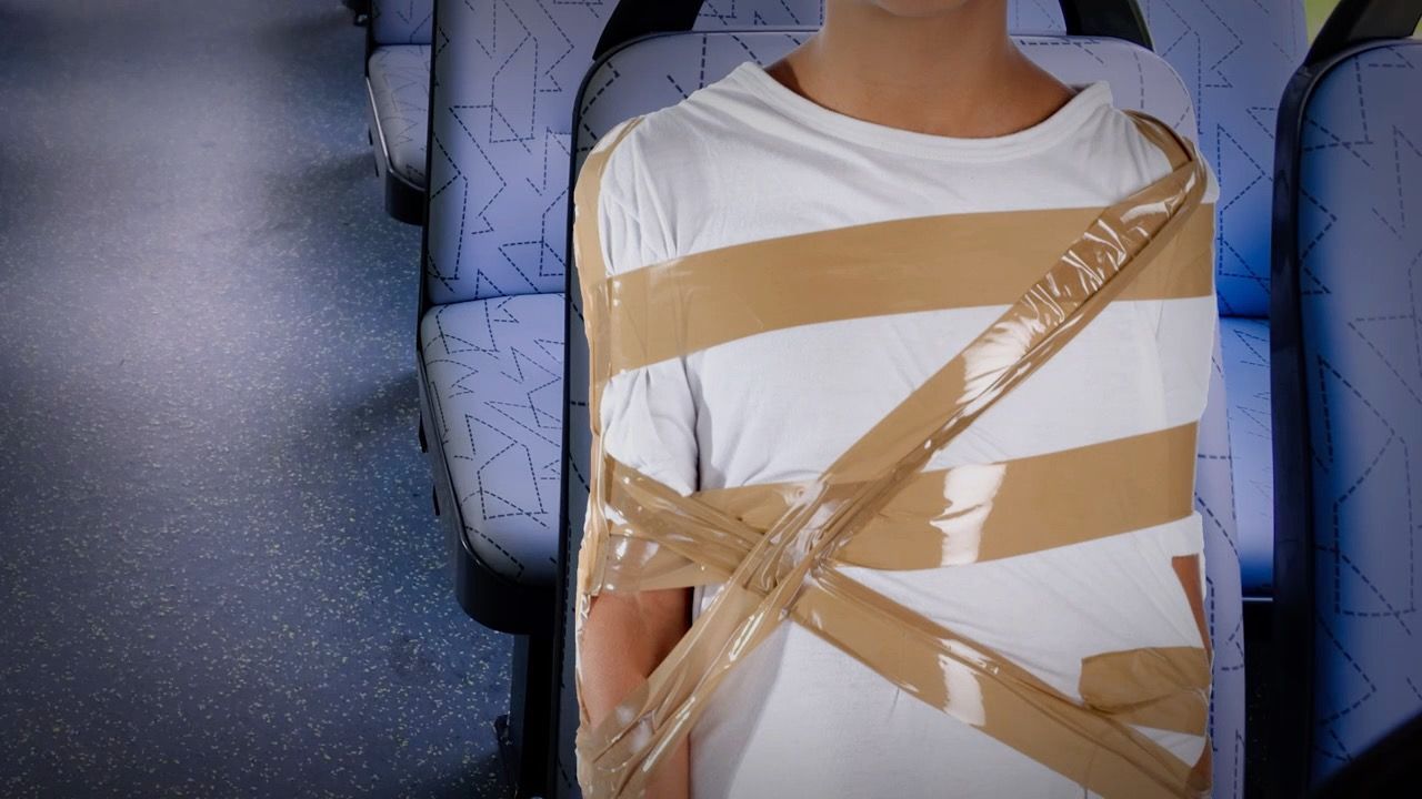 Anzeige wegen Freiheitsberaubung: Busfahrerin fesselt Jungen an Sitz