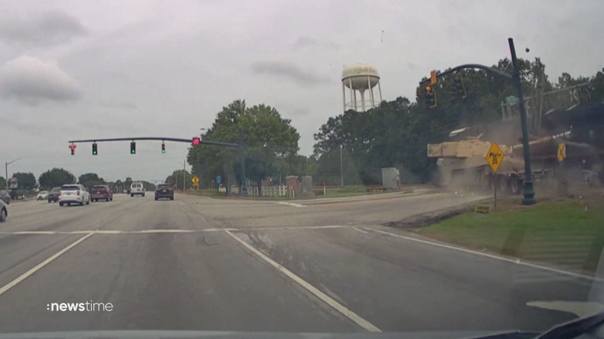 USA: Güterzug rast in Sattelschlepper mit US-Panzer - Video