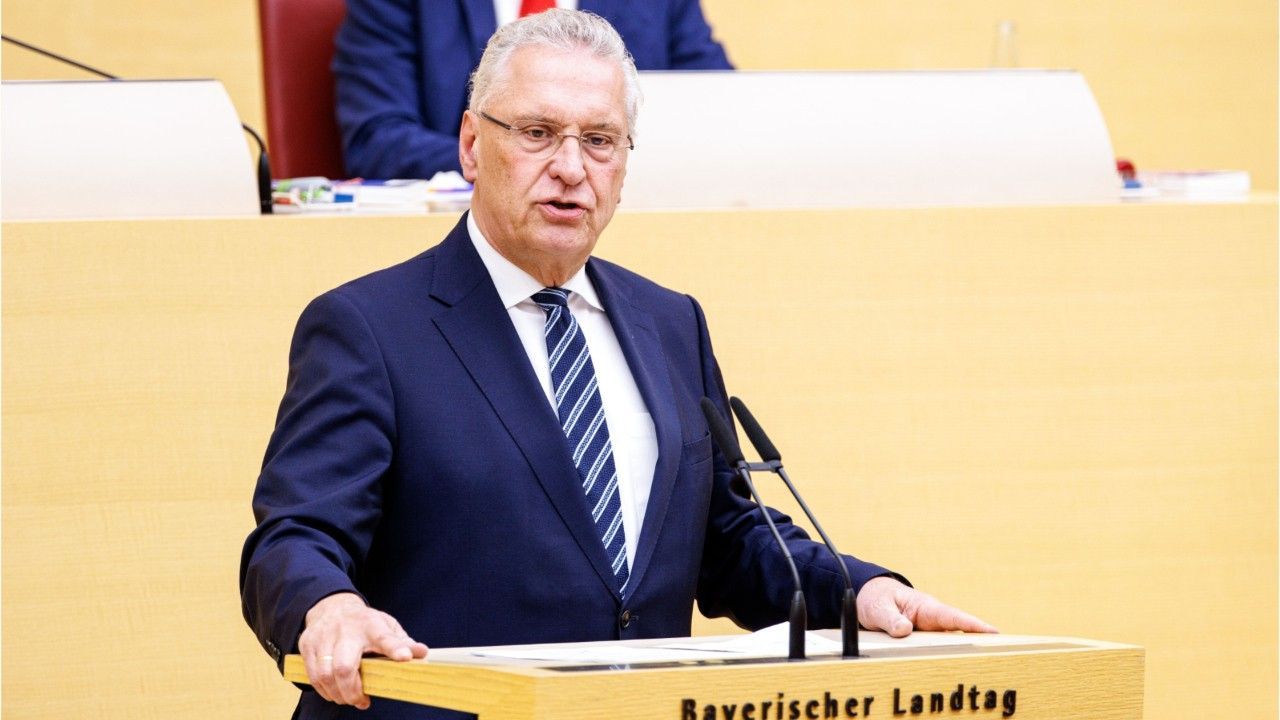 Bayerns Innenminister für Abweisung von Flüchtlingen an deutschen Grenzen