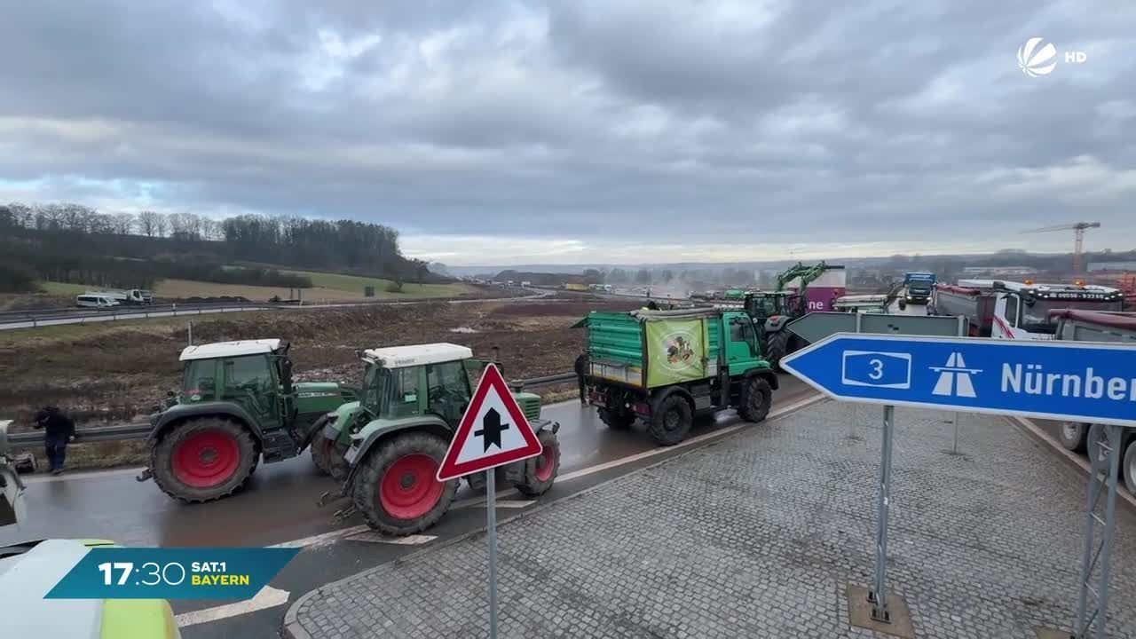 Protest mit Traktoren: Bauern blockieren Autobahnzufahrten