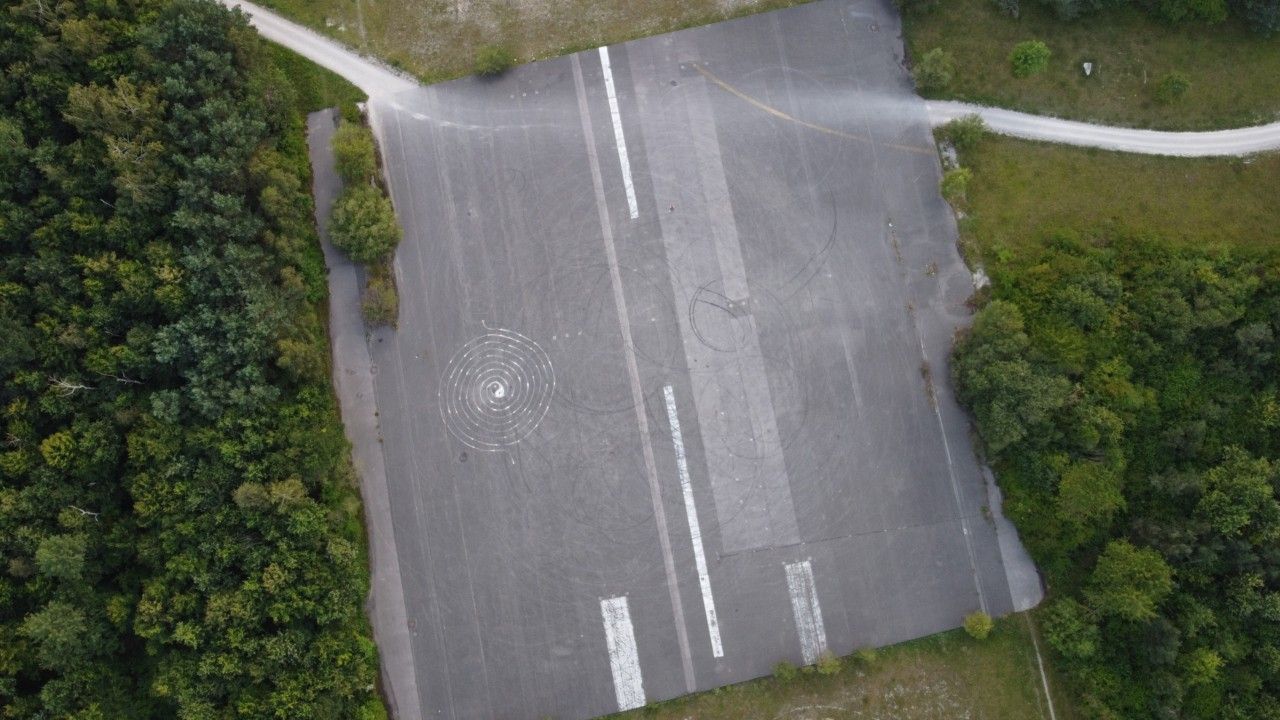 Riesige Betonplatte liegt mitten in Münchner Wald