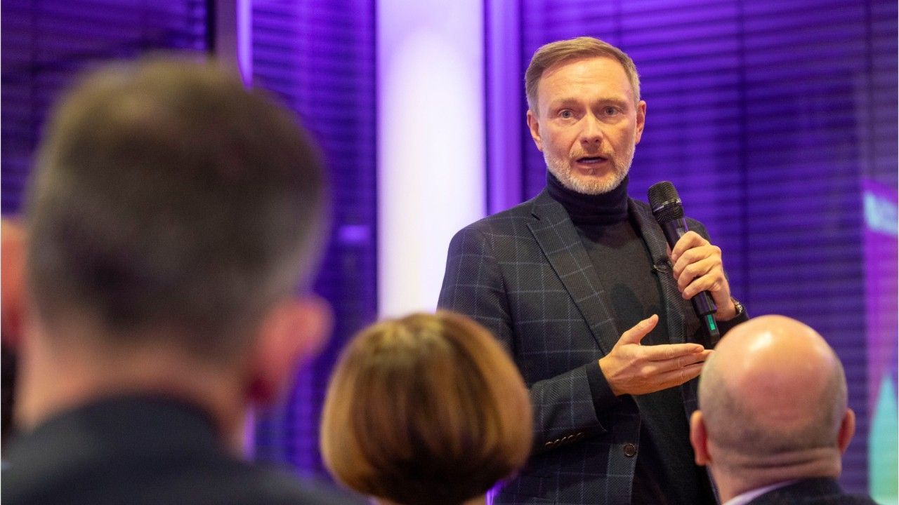 Lindner über D-Day-"Praktikanten-Papierchen"