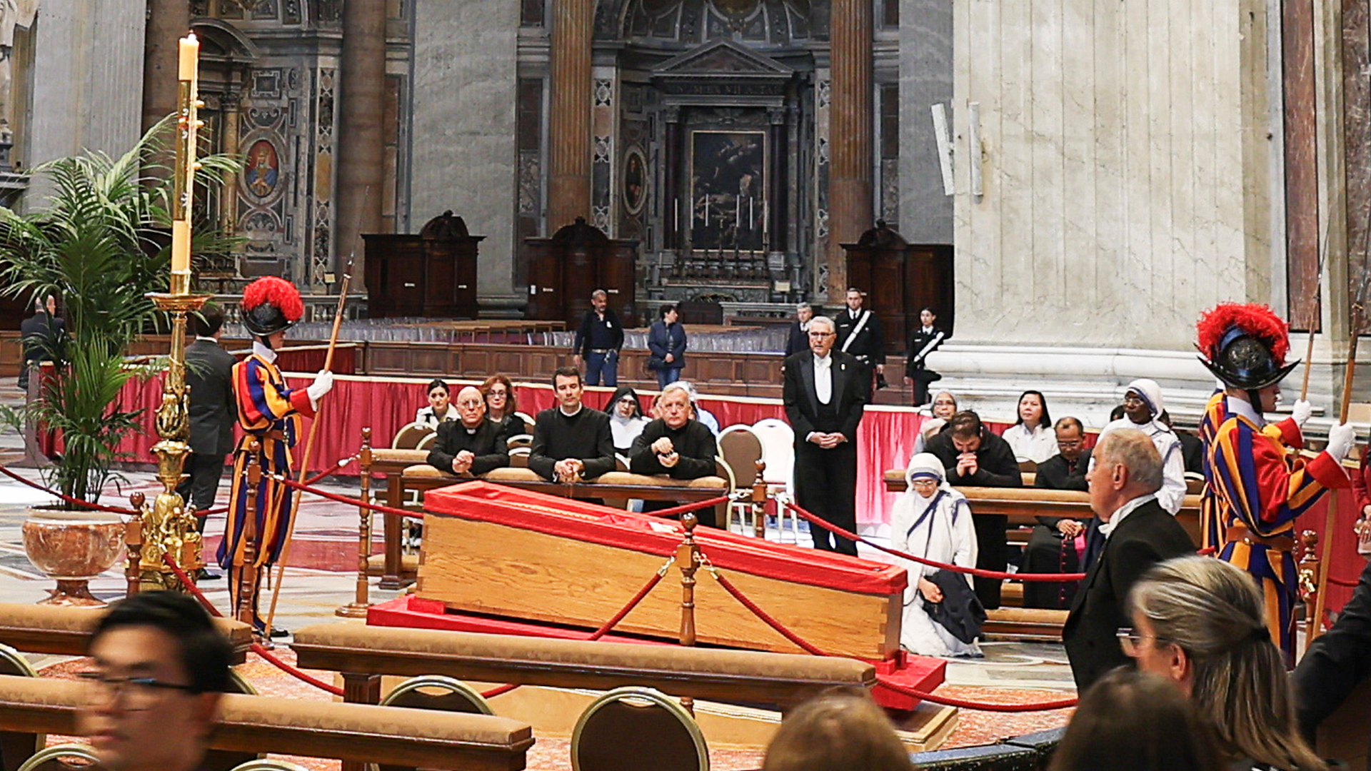 Video: Zehntausende nehmen Abschied von Franziskus