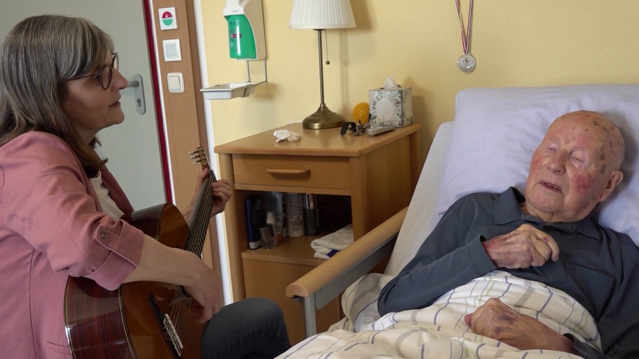 Video: Palliativ-Team erhält Auszeichnung für liebevolle Pflege