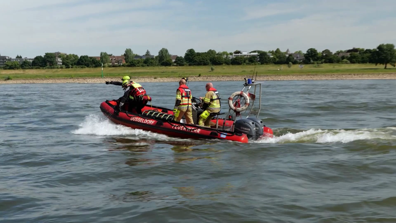 Video: Feuerwehr Düsseldorf übt Rettungssprünge im Rhein
