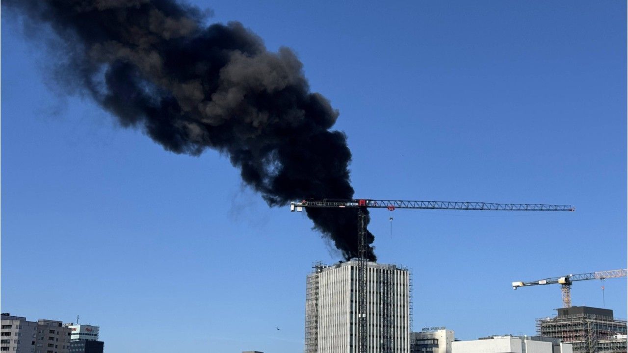Mitten in Berlin brennt ein 115-Millionen-Hochhaus