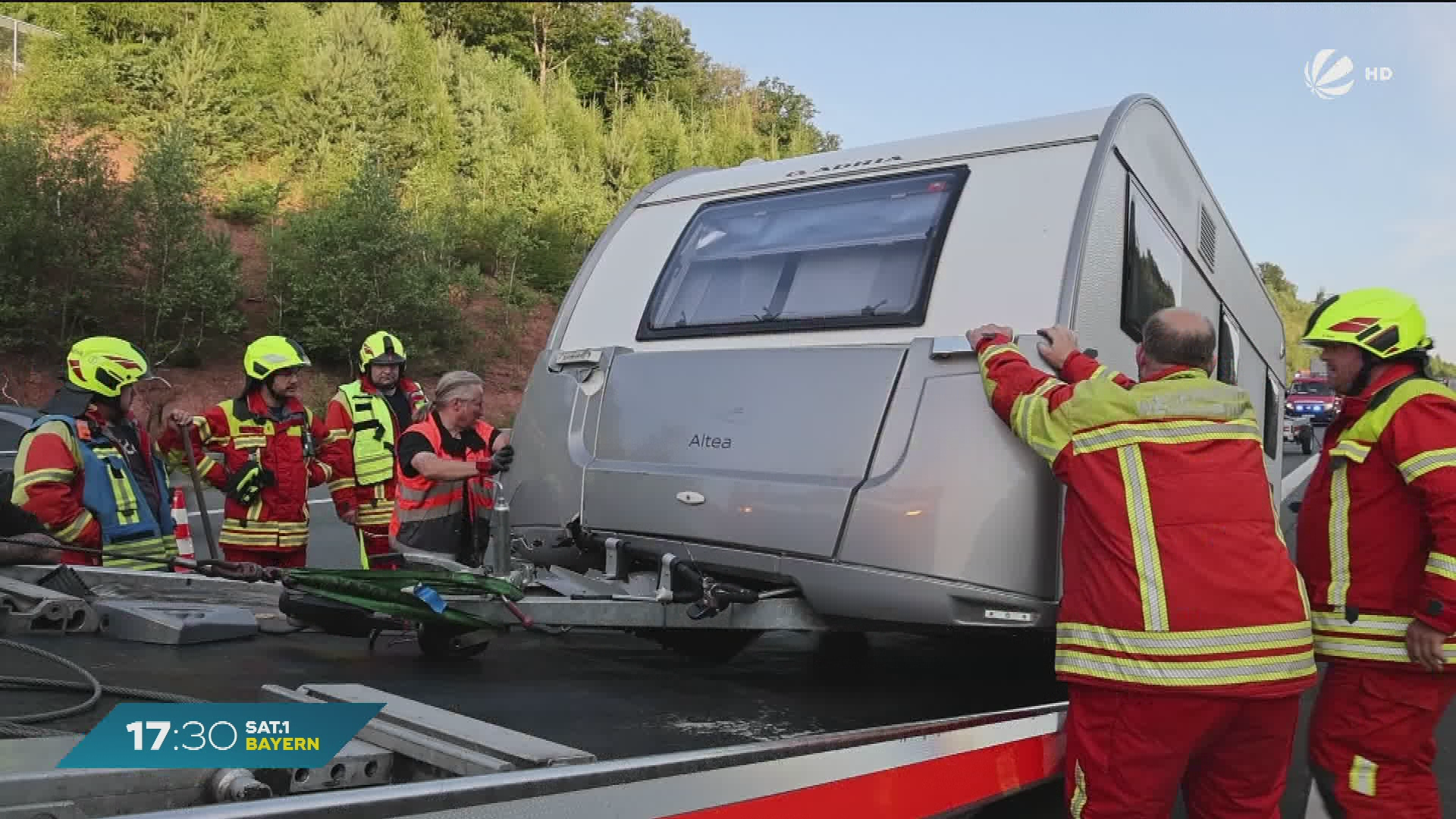 Video: Unfall auf A3 bei Rohrbrunn: Fahrerin verliert Kontrolle über Wohnwagen