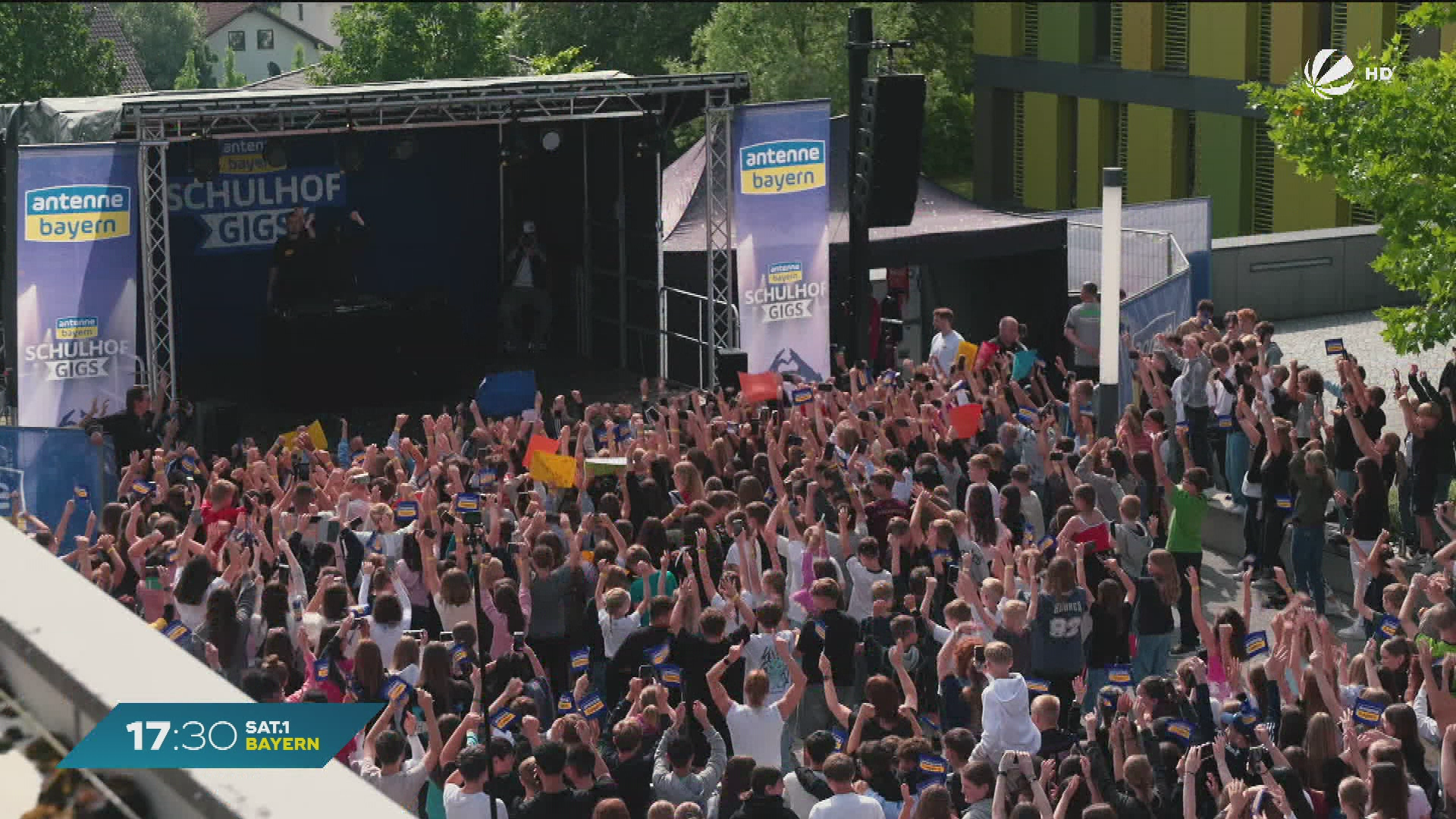 Video: Konzert auf dem Schulhof: “Glockenbach” heizt knapp 700 Schülern ein
