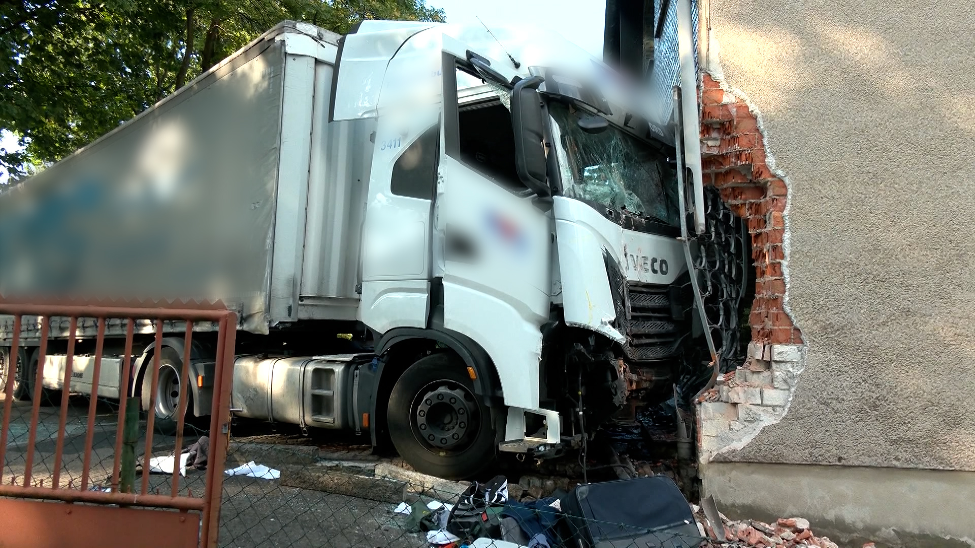 Video: Horrorszenario: LKW-Crash sorgt für Entsetzen und Fragen