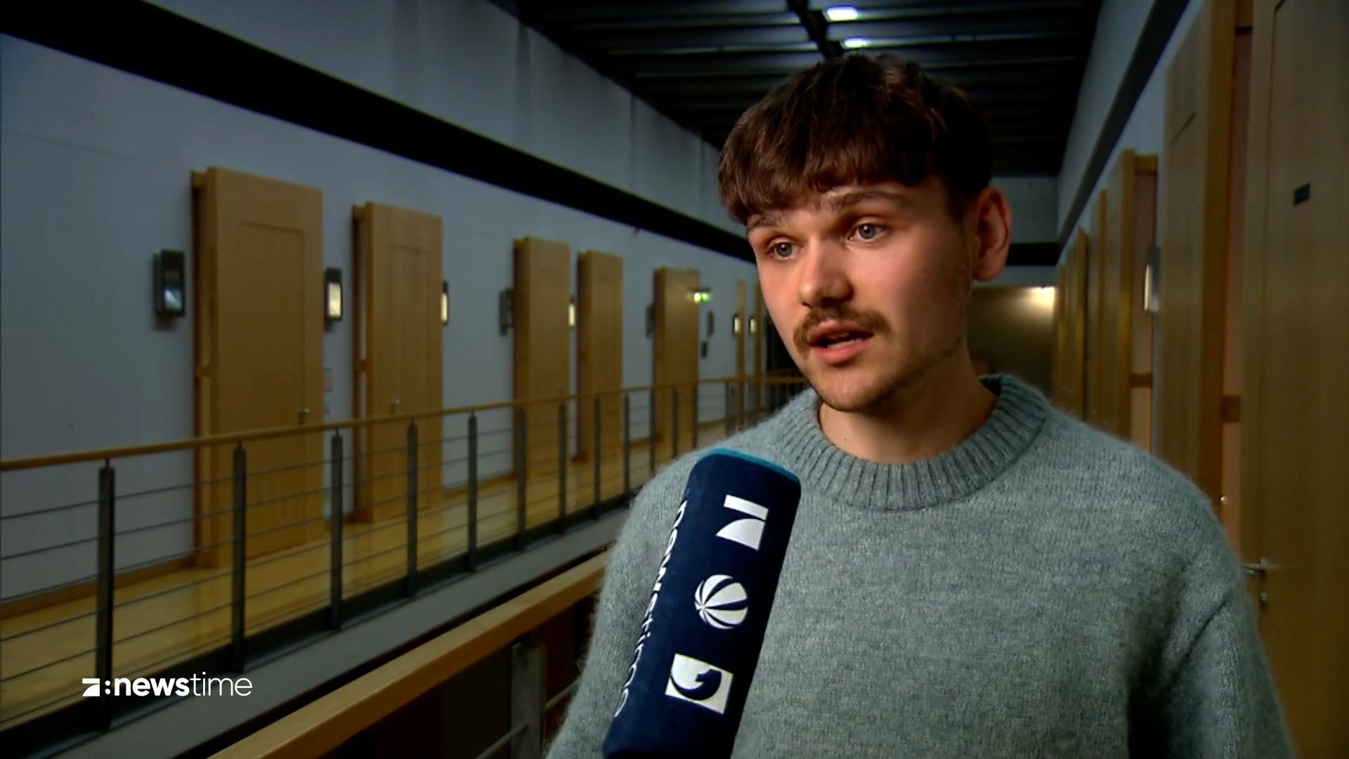 Video: Inhaftiert in Ungarn: Luke Hoß trifft Maja T. im Gefängniskrankenhaus