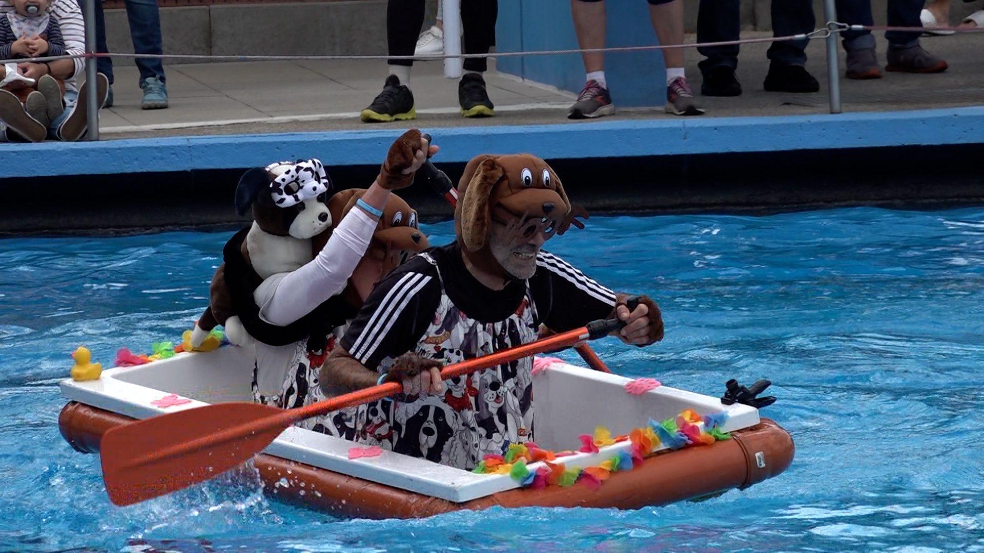 Video: Badewannenrennen: Mama-Tochter-Duo kämpft gegen Titelverteidiger