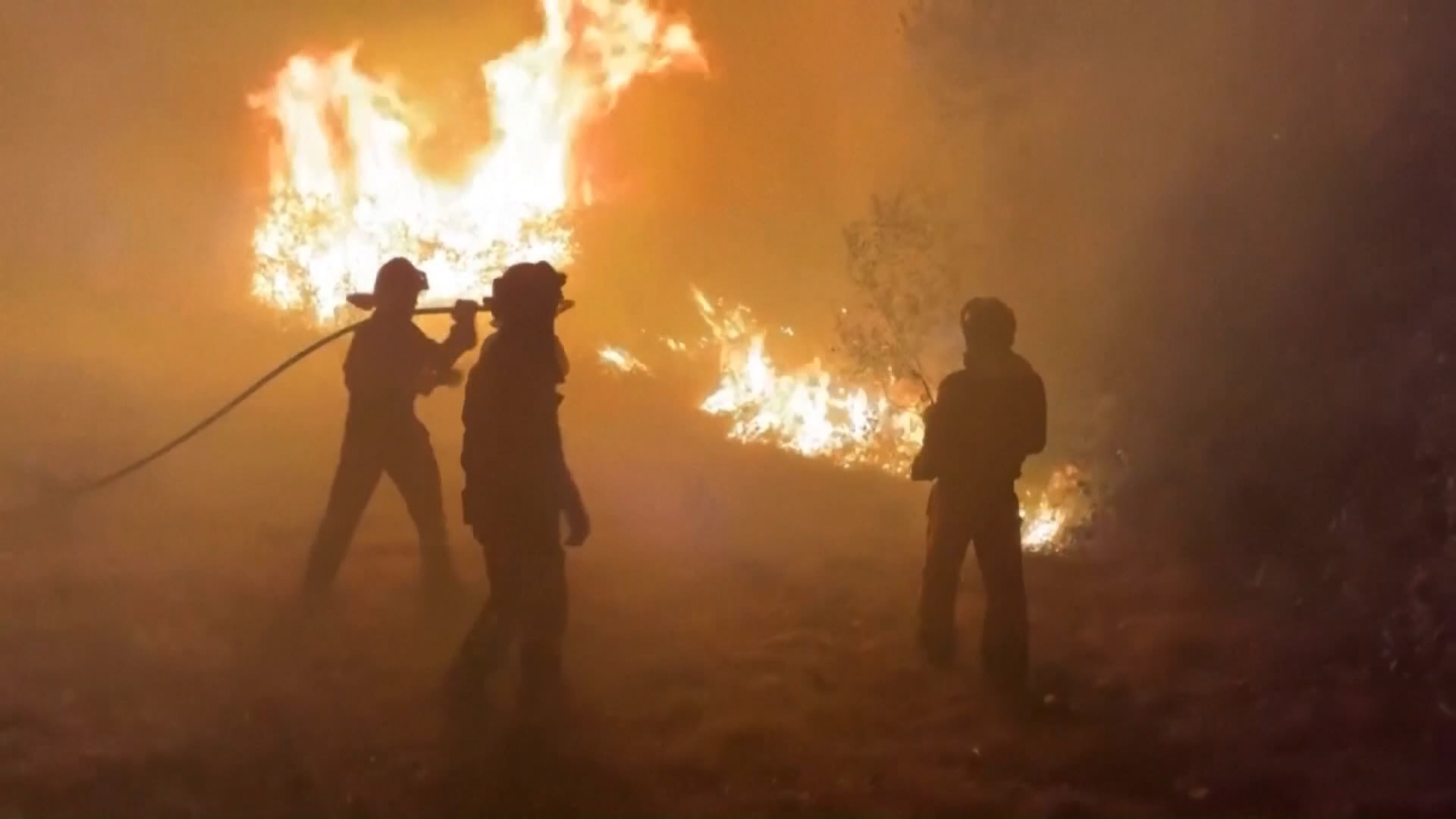 Video: NRW-Feuerwehrkräfte kämpfen gegen heftige Waldbrände in Nordspanien