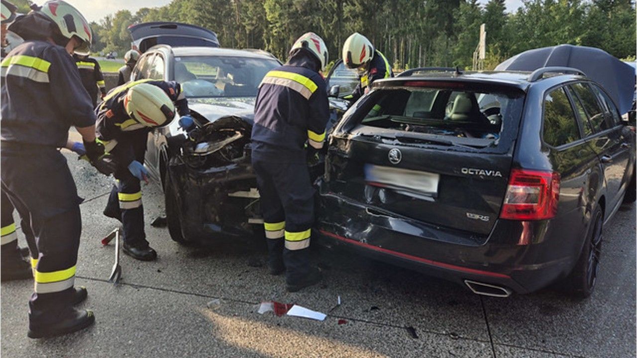 Massencrash mit 33 Fahrzeugen in Österreich