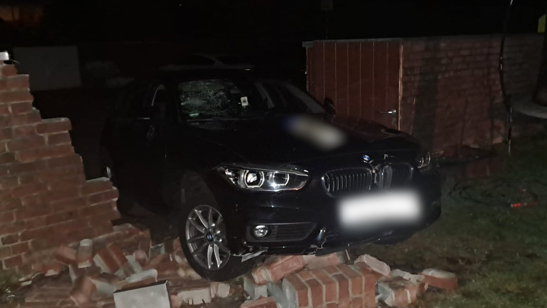 Video: Auto kracht in Hauswand: Zwei Verletzte