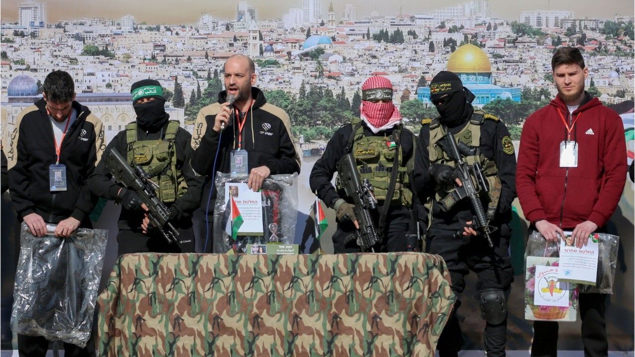 Gaza-Waffenruhe: Hamas lässt drei weitere Geiseln frei