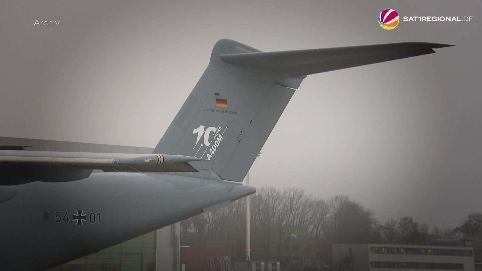 Video: Bundeswehr-Transportflugzeug in Celle mit Pyrotechnik beschossen