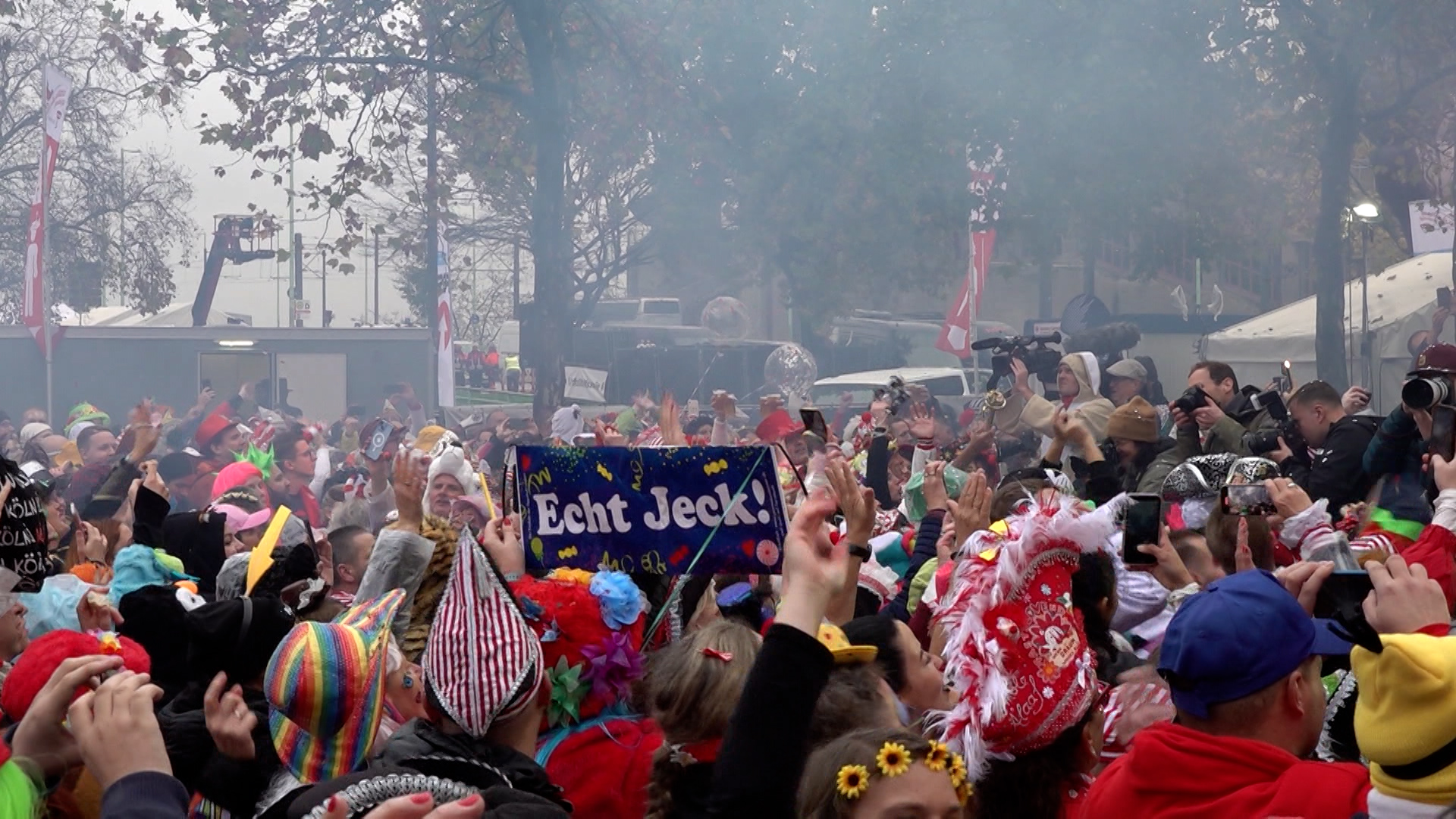 Video: Karnevalseröffnung am Heumarkt in Köln